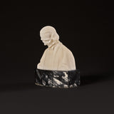 Buste dévotionnel de Saint Jean Vianney sur socle en marbre signé par Dello, Sbarba & Figli