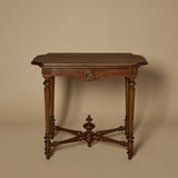 Table d’appoint française ancienne de style Louis XVI avec entretoise décorative