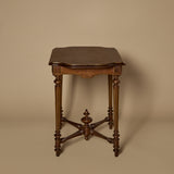 Table d’appoint française ancienne de style Louis XVI avec entretoise décorative