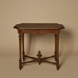 Table d’appoint française ancienne de style Louis XVI avec entretoise décorative