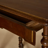 Table d’appoint française ancienne de style Louis XVI avec entretoise décorative