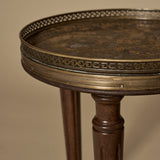 Table guéridon de style Louis XVI avec plateau en marbre et galerie ajourée en laiton vers 1890