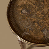 Table guéridon de style Louis XVI avec plateau en marbre et galerie ajourée en laiton vers 1890