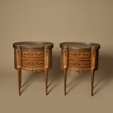 Paire de tables d’appoint Louis XVI de la fin du XIXe siècle avec marqueterie fine, marbre, et galeries en laiton ajouré
