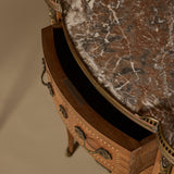 Paire de tables d’appoint Louis XVI de la fin du XIXe siècle avec marqueterie fine, marbre, et galeries en laiton ajouré