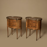 Paire de tables d’appoint Louis XVI de la fin du XIXe siècle avec marqueterie fine, marbre, et galeries en laiton ajouré