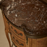 Paire de tables d’appoint Louis XVI de la fin du XIXe siècle avec marqueterie fine, marbre, et galeries en laiton ajouré