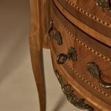 Paire de tables d’appoint Louis XVI de la fin du XIXe siècle avec marqueterie fine, marbre, et galeries en laiton ajouré
