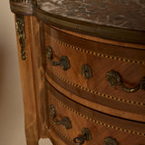 Paire de tables d’appoint Louis XVI de la fin du XIXe siècle avec marqueterie fine, marbre, et galeries en laiton ajouré