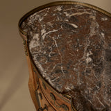 Paire de tables d’appoint Louis XVI de la fin du XIXe siècle avec marqueterie fine, marbre, et galeries en laiton ajouré