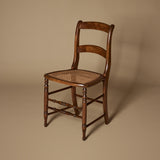 Circa 1900 Chaise à dossier en échelle en bois antique avec siège en canne