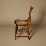 Circa 1900 Chaise à dossier en échelle en bois antique avec siège en canne
