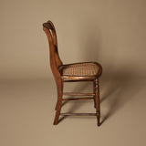 Circa 1900 Chaise à dossier en échelle en bois antique avec siège en canne