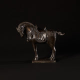 Grande sculpture de cheval Tang en bronze patiné