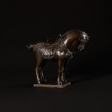Grande sculpture de cheval Tang en bronze patiné