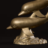 Sculpture de dauphins en laiton du milieu du siècle