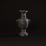 Vase en bronze japonais traditionnel de la période Meiji avec gravures ornées