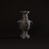 Vase en bronze japonais traditionnel de la période Meiji avec gravures ornées