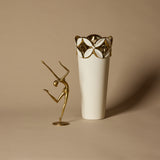 Vase en porcelaine à treillis doré MCM et figurine de danseuse en laiton