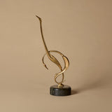 Sculpture moderne de grue sur socle en marbre