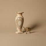 Vase en onyx sculpté avec figurine d’éléphant en laiton