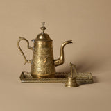 Théière ancienne en laiton gravé avec plateau décoratif et cloche