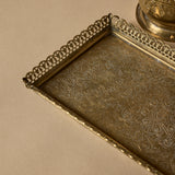 Théière ancienne en laiton gravé avec plateau décoratif et cloche