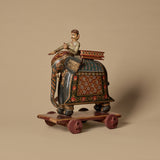 Éléphant ancien polychrome sculpté à la main sur roues avec cavalier mahout