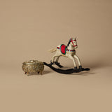Cheval à bascule en bois avec boîte à bijoux en métal ornée