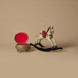Cheval à bascule en bois avec boîte à bijoux en métal ornée