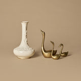 Vase en porcelaine avec trio de cygnes en laiton