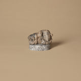 Figurine d’ours endormi vintage sculptée en pierre