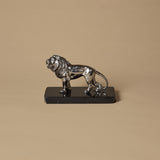 Figurine de lion vintage sur socle en pierre