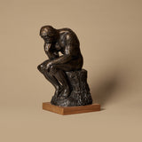 Sculpture "Le Penseur" signée Austin Productions sur socle en bois