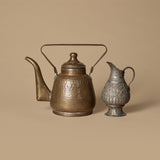 Théière ancienne en cuivre martelé et aiguière sur piédestal à décor floral repoussé
