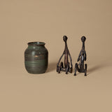 Duo de figurines de musiciens en bronze et vase en poterie d’atelier signé