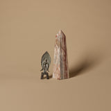 Figurine bouddhiste votive antique en bronze doré et obélisque en pierre