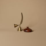 Boîte à couvercle en bois de cloche et de loupe avec poignée en plumes en laiton