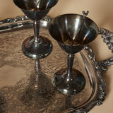 Ensemble de coupe cocktail du milieu du siècle avec plateau et pics à coq