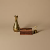 Boîte à bibelots en bois incrusté avec cloche en laiton et vase à bourgeons