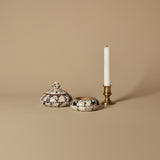 Vases en marqueterie de nacre et porte-bougie en laiton