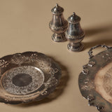 Plats de service en plaqué argent des années 1950 avec salières et poivrières
