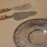 Pelle à gâteau et fourchette avec plat de service ajouré