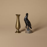 Sculpture d’oiseau en bois de fer sculpté et vase côtelé en laiton 