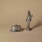 Statue de Dewi Sri et boîte à bijoux en métal embossé