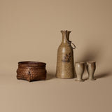 Carafe signée Guy De Pelteau avec panier et ensemble de gobelets