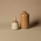 Pot de rangement moucheté vintage et bouteille