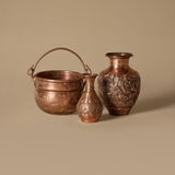 Pot en cuivre à poignée et vases floraux embossés