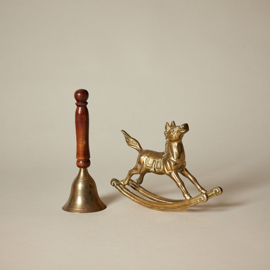 Cheval à bascule en laiton et cloche antique
