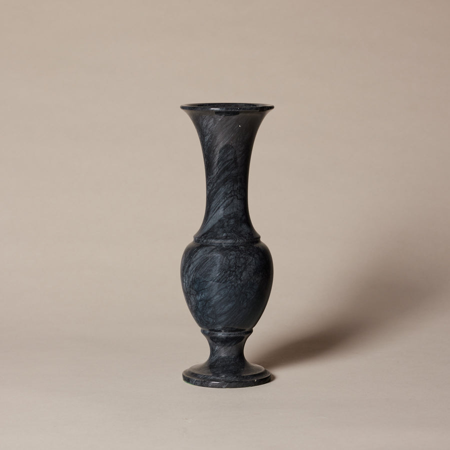 Vase gris bleuté foncé en marbre noir